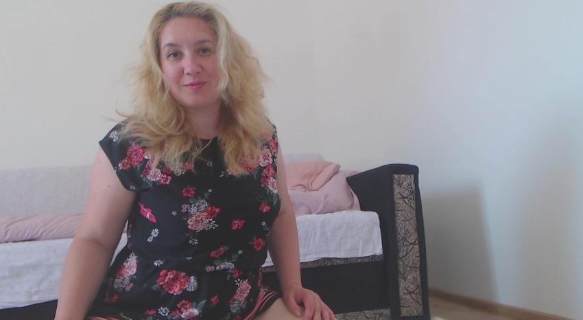 Webcam chat profile for BlondeAmalia: Legs, feet & shoes