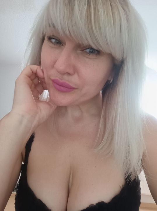 Webcam chat profile for Nicole69blonda8: Bondage & discipline