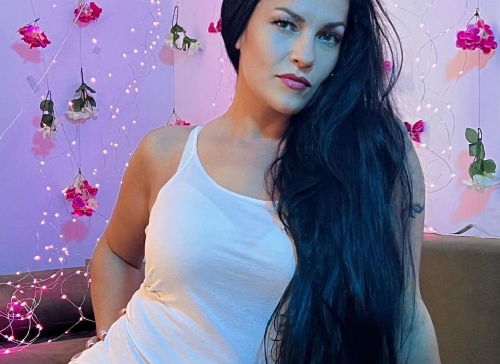 Webcam chat profile for MonikaSweets: Kissing