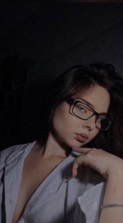 Webcam chat profile for HotQueen: Leather