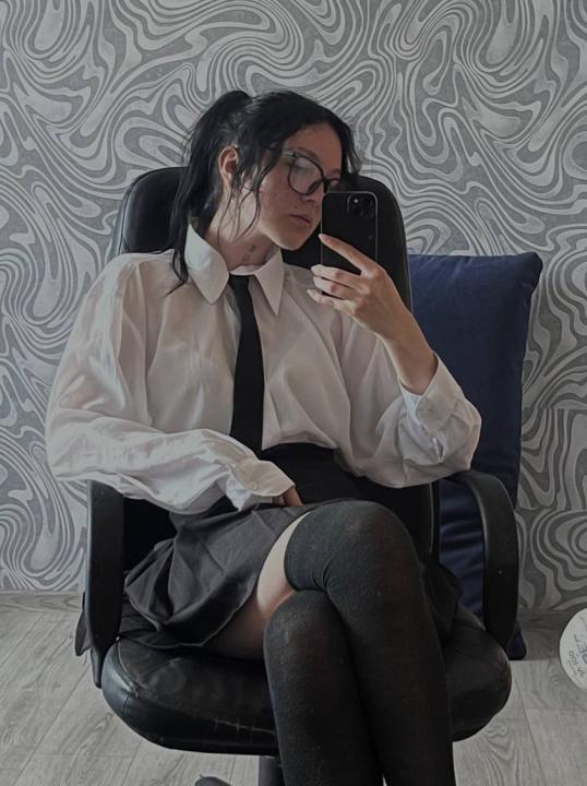 Webcam chat profile for AliceShine: Ask about my Hobbies