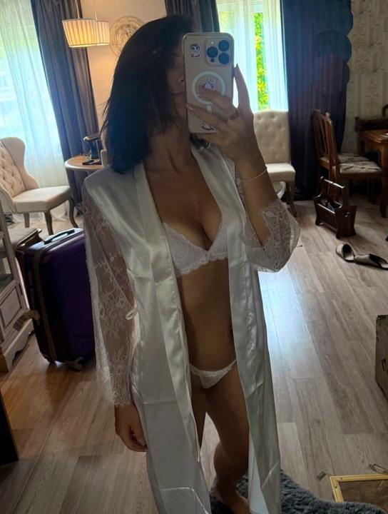 Webcam chat profile for MiaPrestigo: Dancing