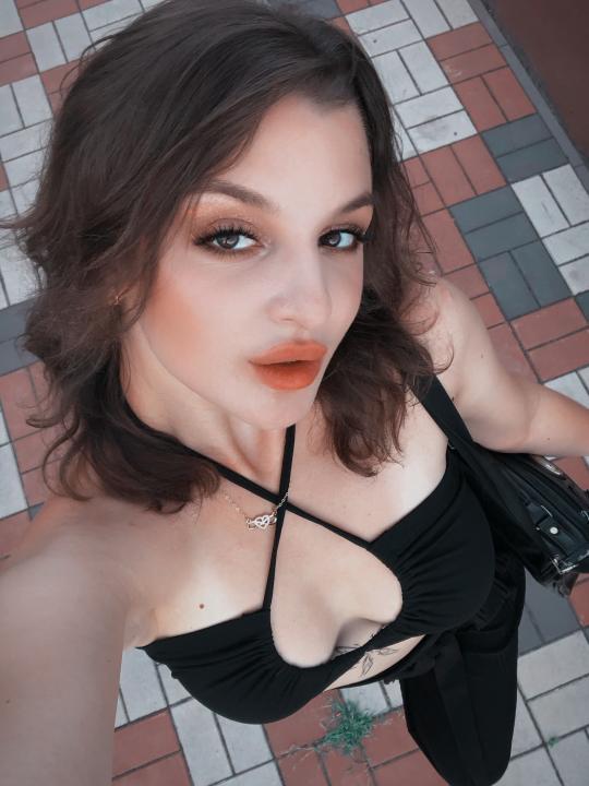 Webcam chat profile for KiraHome: Leather