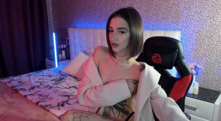 Webcam chat profile for SophieKiss: Leather