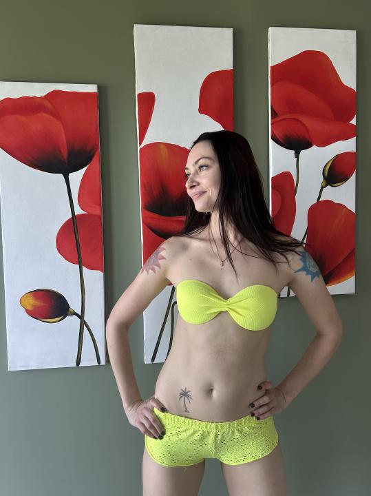 Webcam chat profile for Tijana: Legs, feet & shoes