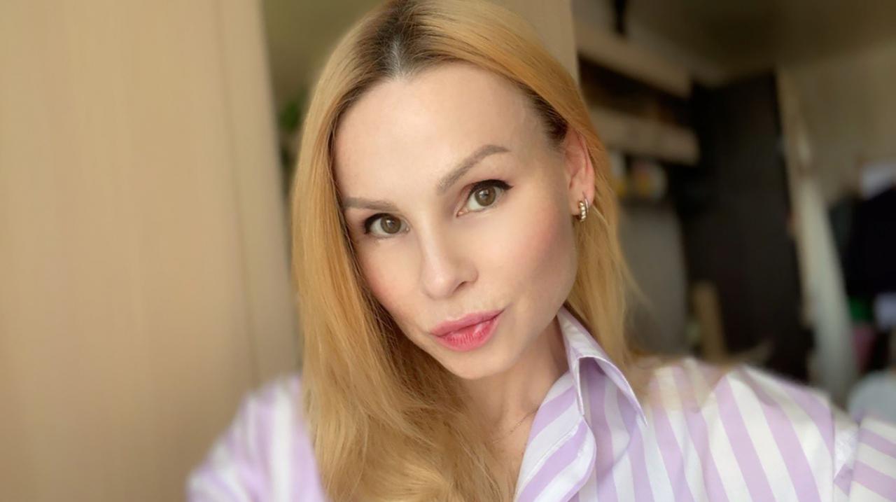 Webcam chat profile for MelindaMills: Kissing