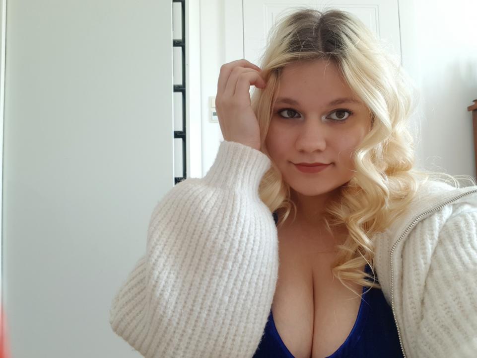 Webcam chat profile for flirtySamantha: Legs, feet & shoes