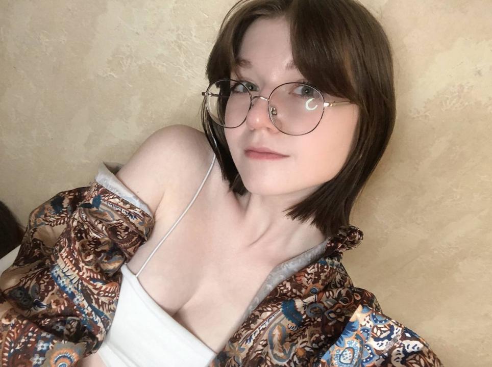 Webcam chat profile for Varia: Ask about my other activities