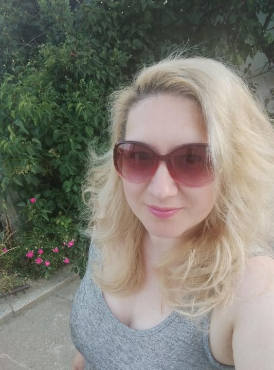 Webcam chat profile for BlondeAmalia: Legs, feet & shoes