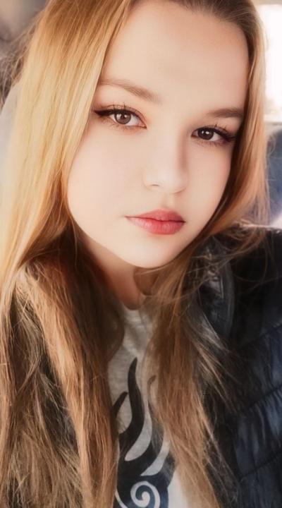Webcam chat profile for HoneyBee: Ask about my Hobbies