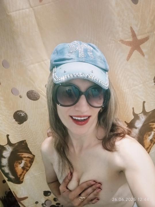 Webcam chat profile for Honey0Bunny3000: Legs, feet & shoes