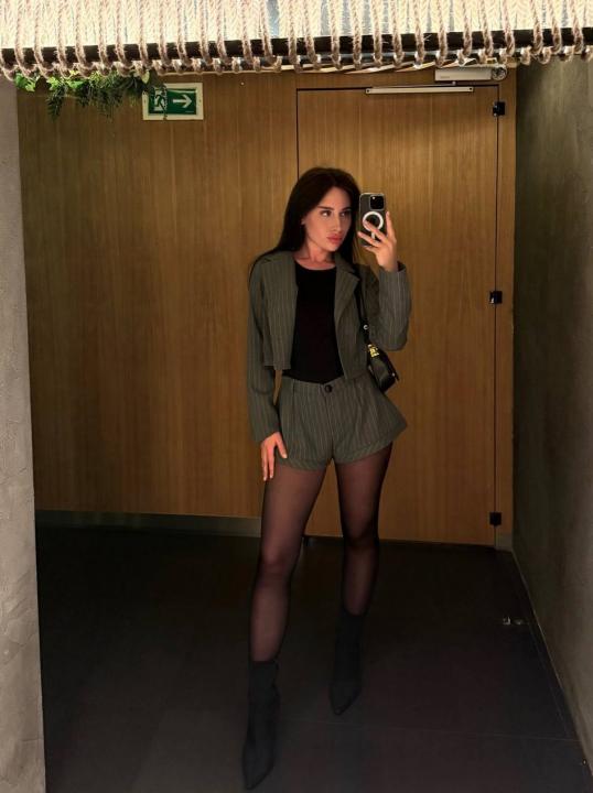 Webcam chat profile for XCuteXbunny: Legs, feet & shoes