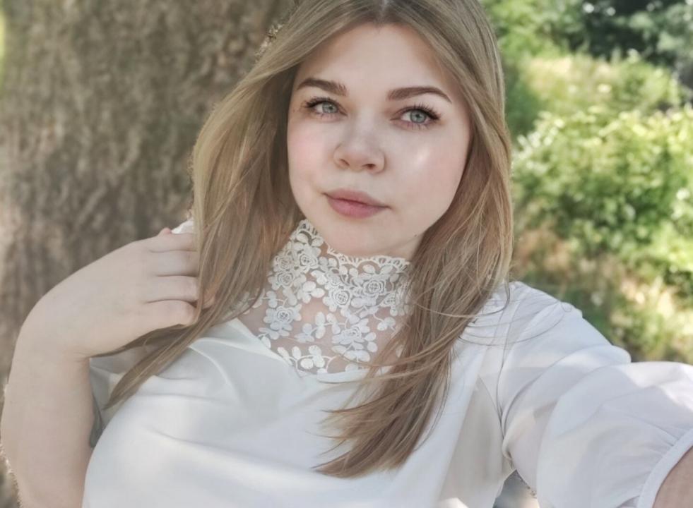 Webcam chat profile for IrRenka: Ask about my Hobbies