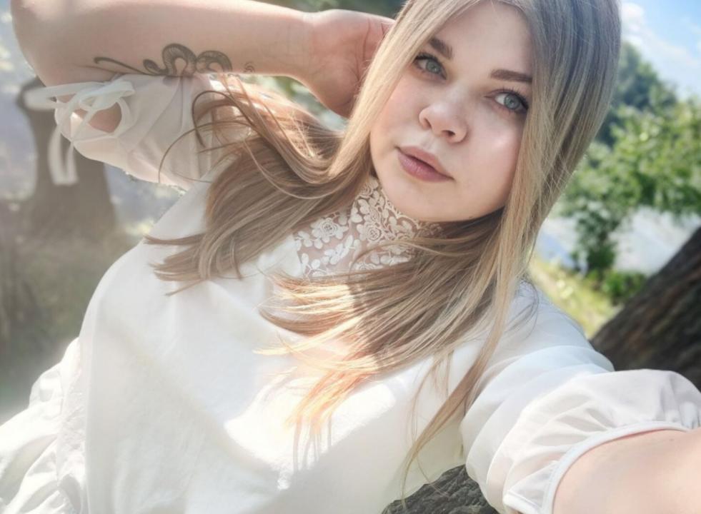 Webcam chat profile for IrRenka: Ask about my Hobbies
