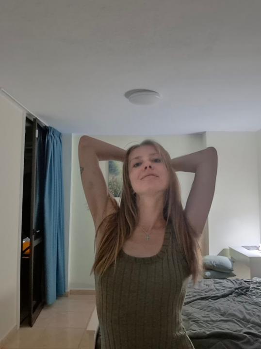 Webcam chat profile for Alvianne: Travel