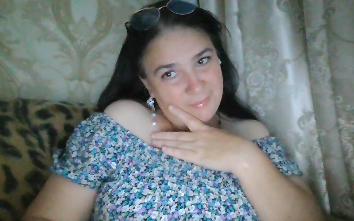 Webcam chat profile for 1CharmingLady: Music