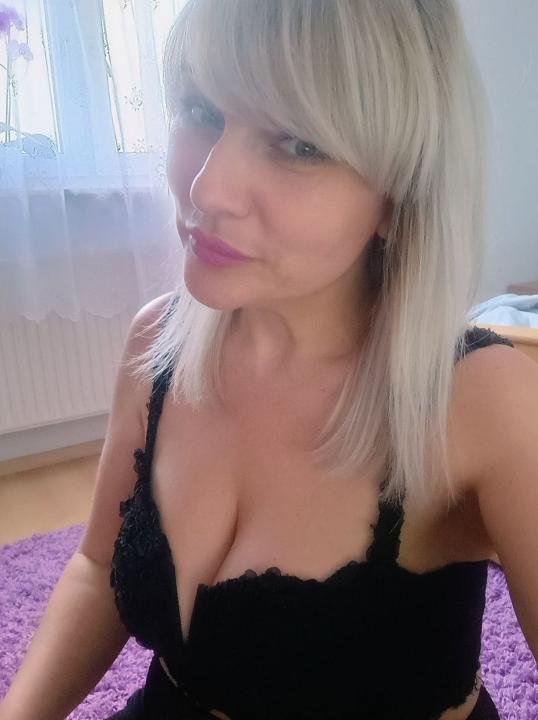 Webcam chat profile for Nicole69blonda8: Bondage & discipline
