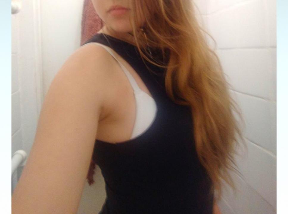 Webcam chat profile for Dominica: Legs, feet & shoes