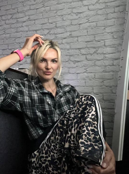 Webcam chat profile for Isolene: Dancing