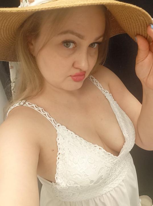 Webcam chat profile for AlessaShy: Strip-tease