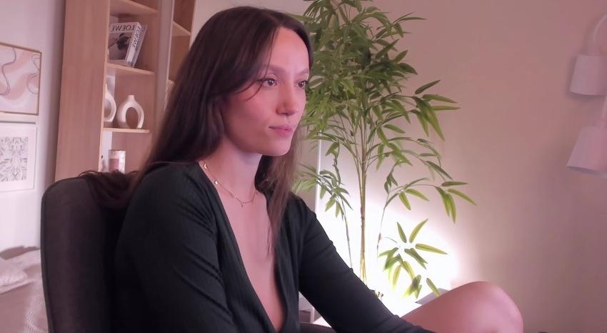 Webcam chat profile for AgnesGoddes: Legs, feet & shoes