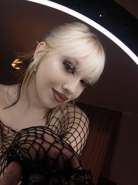 Webcam chat profile for LunaGoth: Legs, feet & shoes