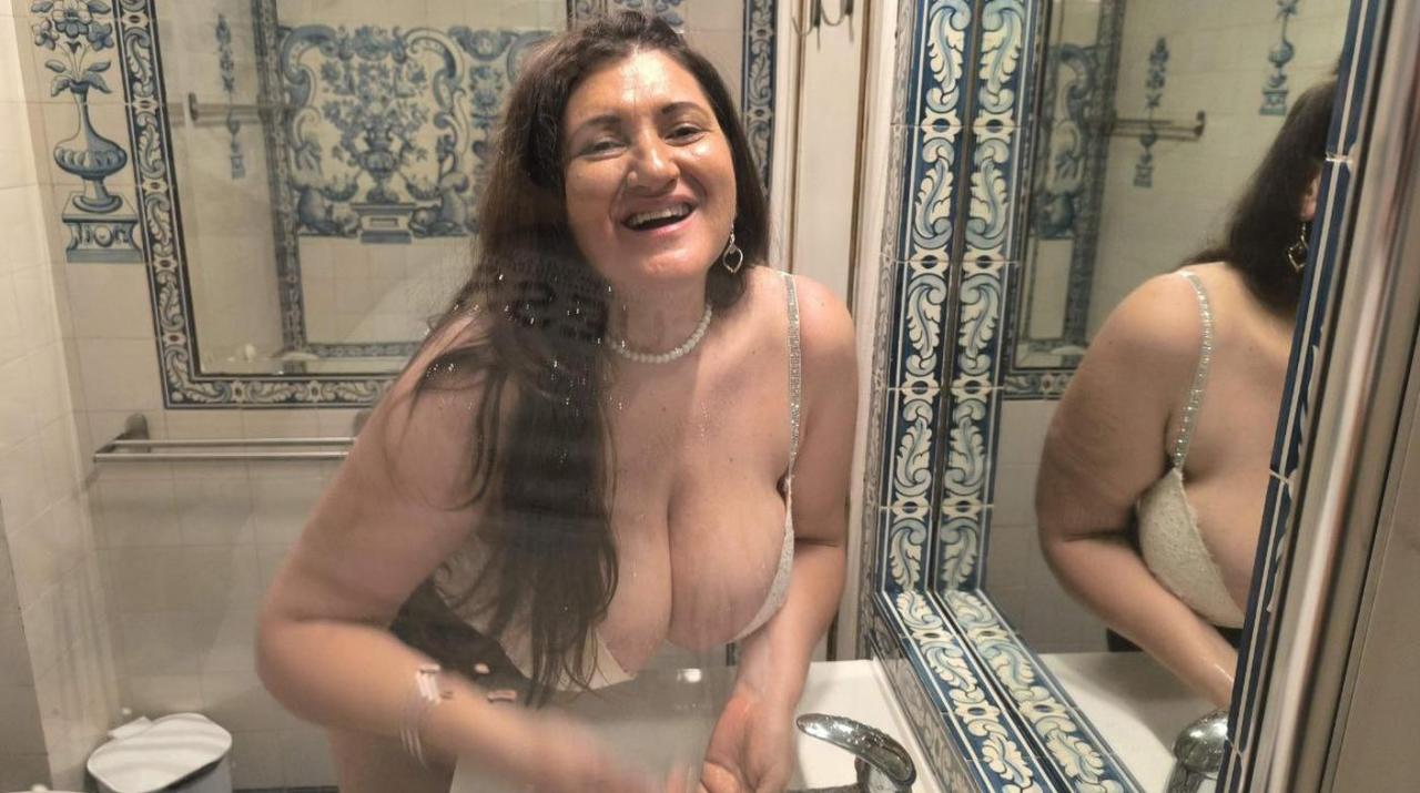 Webcam chat profile for SophiaBliss: Nipple play