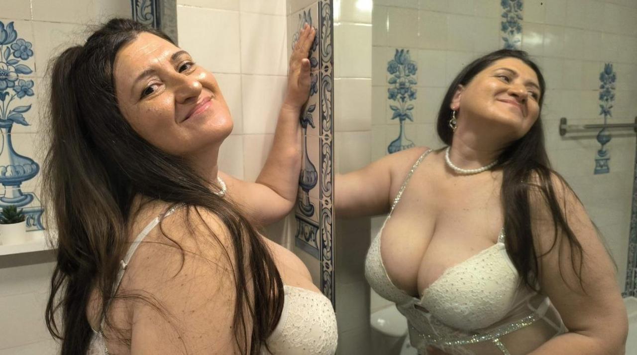 Webcam chat profile for SophiaBliss: Nipple play