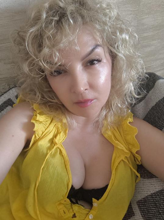 Webcam chat profile for LadyAur0ra: Ask about my other activities