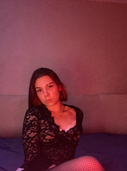 Webcam chat profile for Oriana: Foot fetish