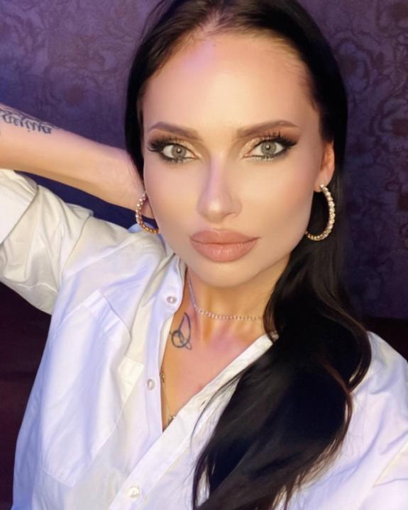 Webcam chat profile for GlitterQueen: Ask about my Hobbies