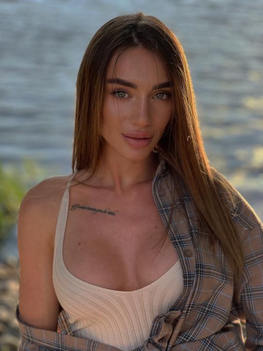 Webcam chat profile for LadyARINA: Outfits
