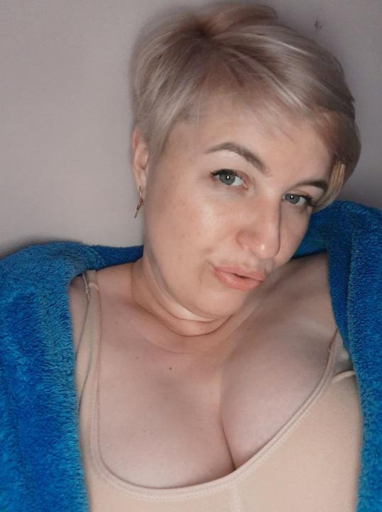 Webcam chat profile for Celestara: Cooking
