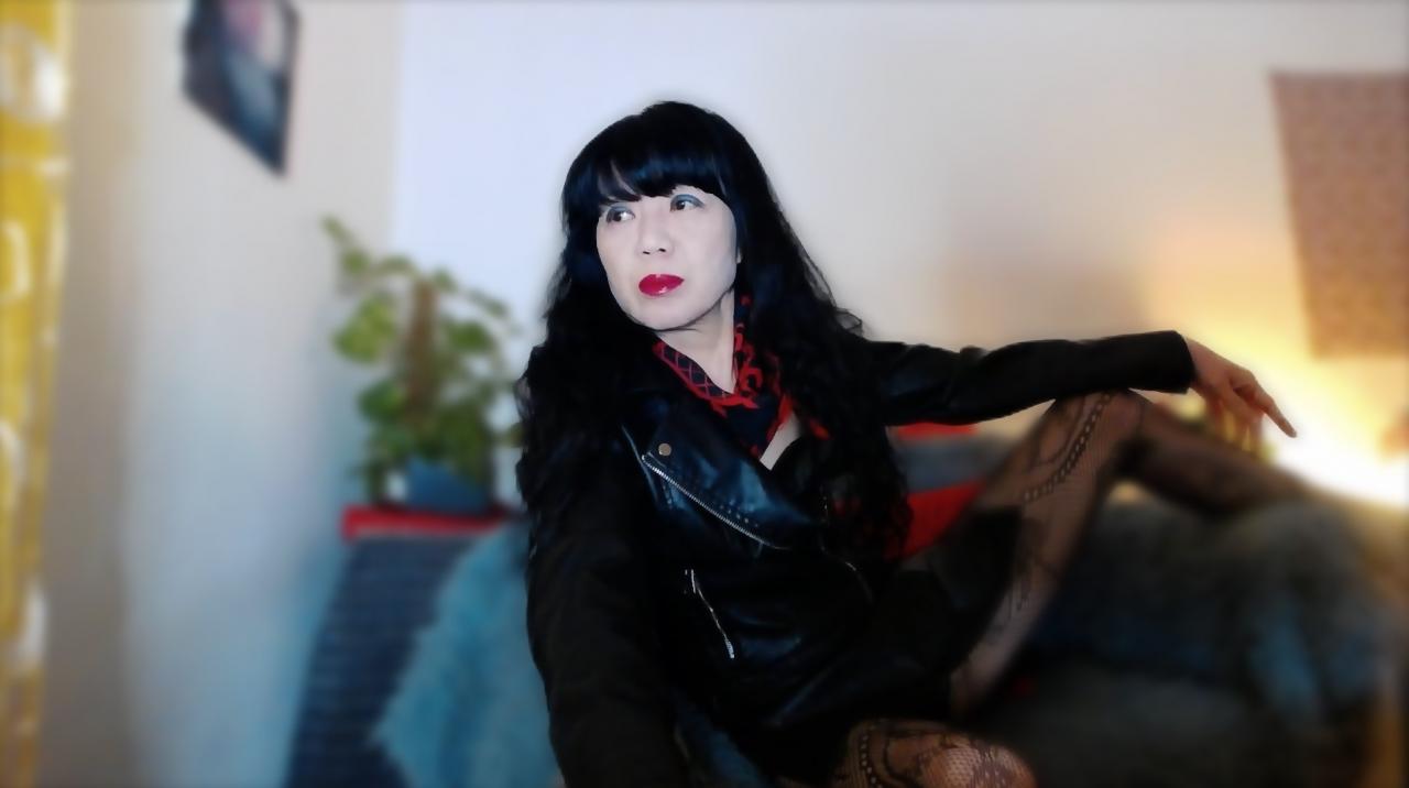 Webcam chat profile for GorgeousKorean: Kissing