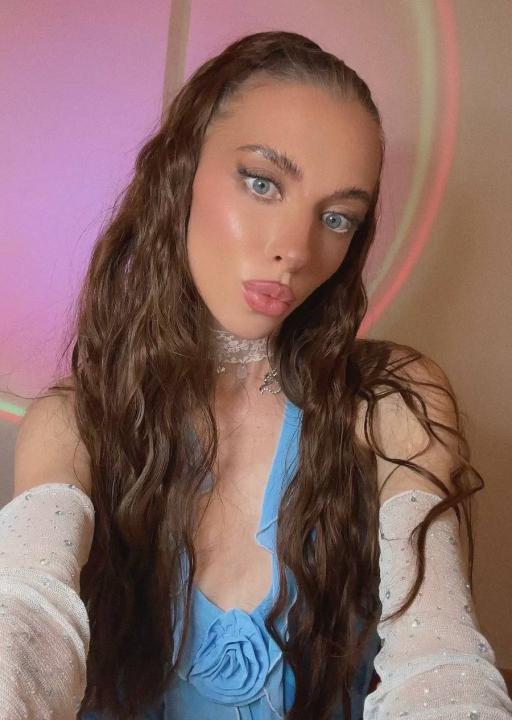 Webcam chat profile for Alinaaa: Outfits