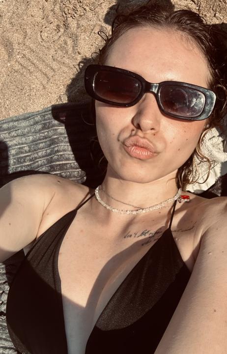 Webcam chat profile for EmelyDavies: Piercings & tattoos