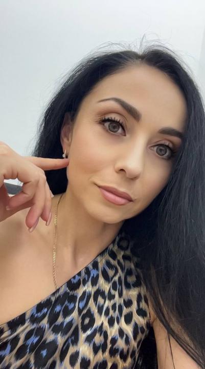 Webcam chat profile for Ve3ronica: Ask about my other interests