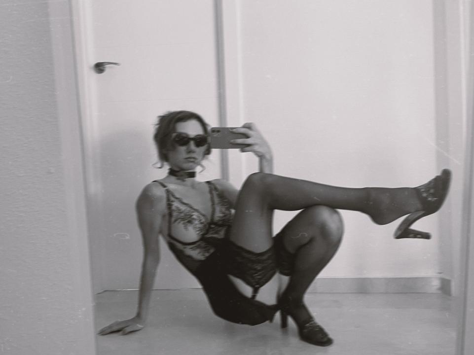 Webcam chat profile for SheSleepsNaked: Exhibition