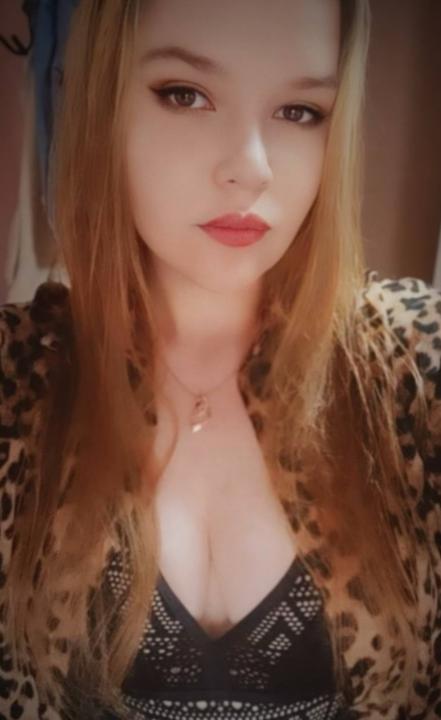 Webcam chat profile for HoneyBee: Ask about my Hobbies