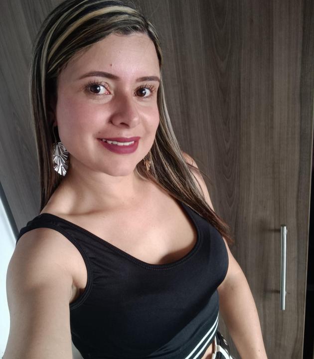 Webcam chat profile for Julieta93: Exhibition