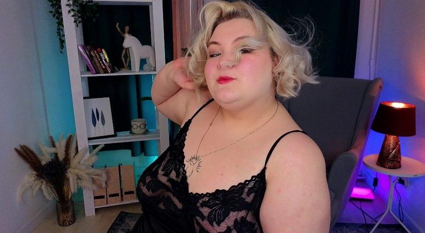 Webcam chat profile for EllaBigBabe: Leather
