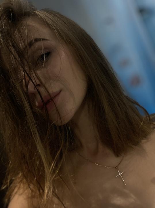 Webcam chat profile for sweetstrawbery: Piercings & tattoos