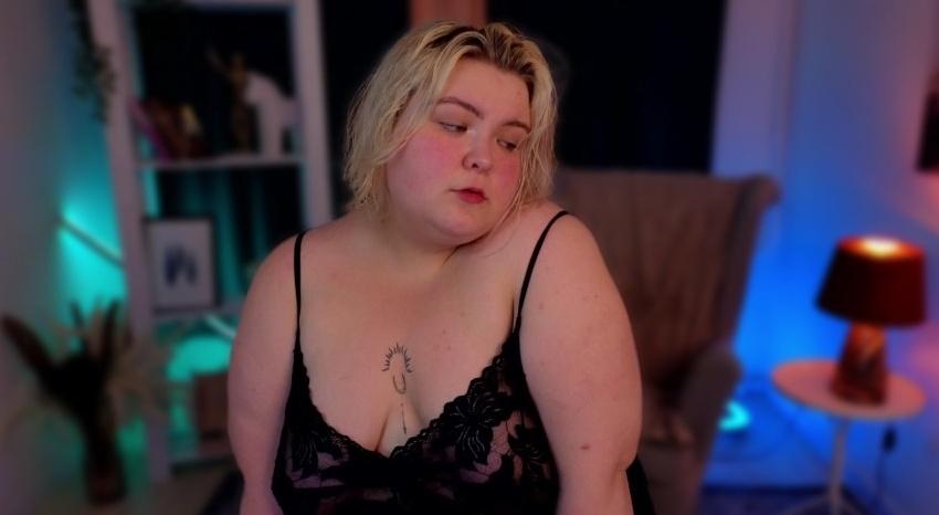 Webcam chat profile for EllaBigBabe: Leather