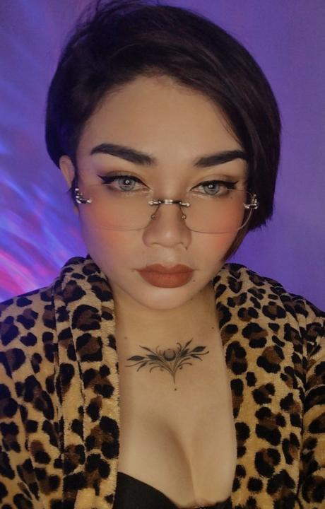 Webcam chat profile for ClassyTsBella: Legs, feet & shoes