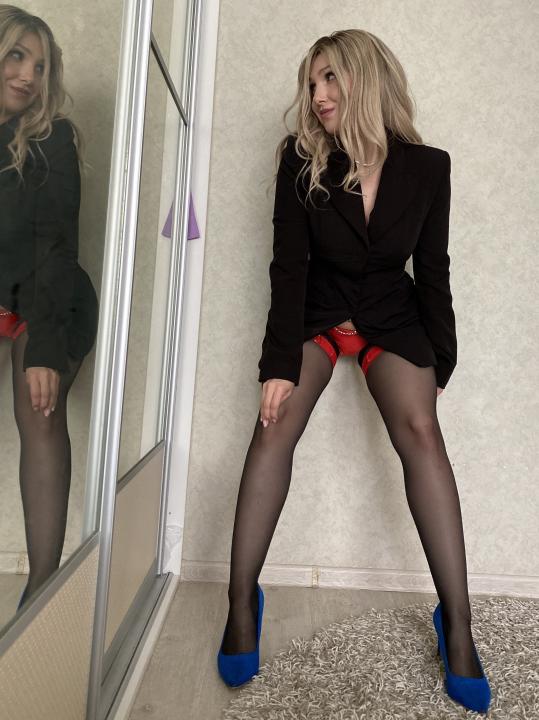 Webcam chat profile for CarolMay: Legs, feet & shoes