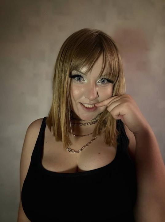 Webcam chat profile for LunaShine: Leather