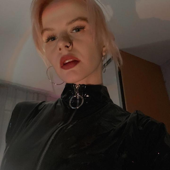 Webcam chat profile for SofaTat: Dancing