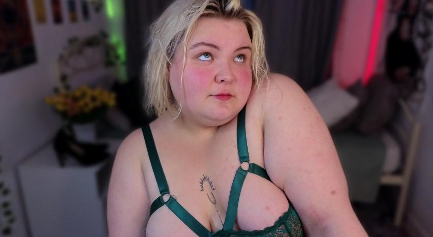 Webcam chat profile for EllaBigBabe: Leather