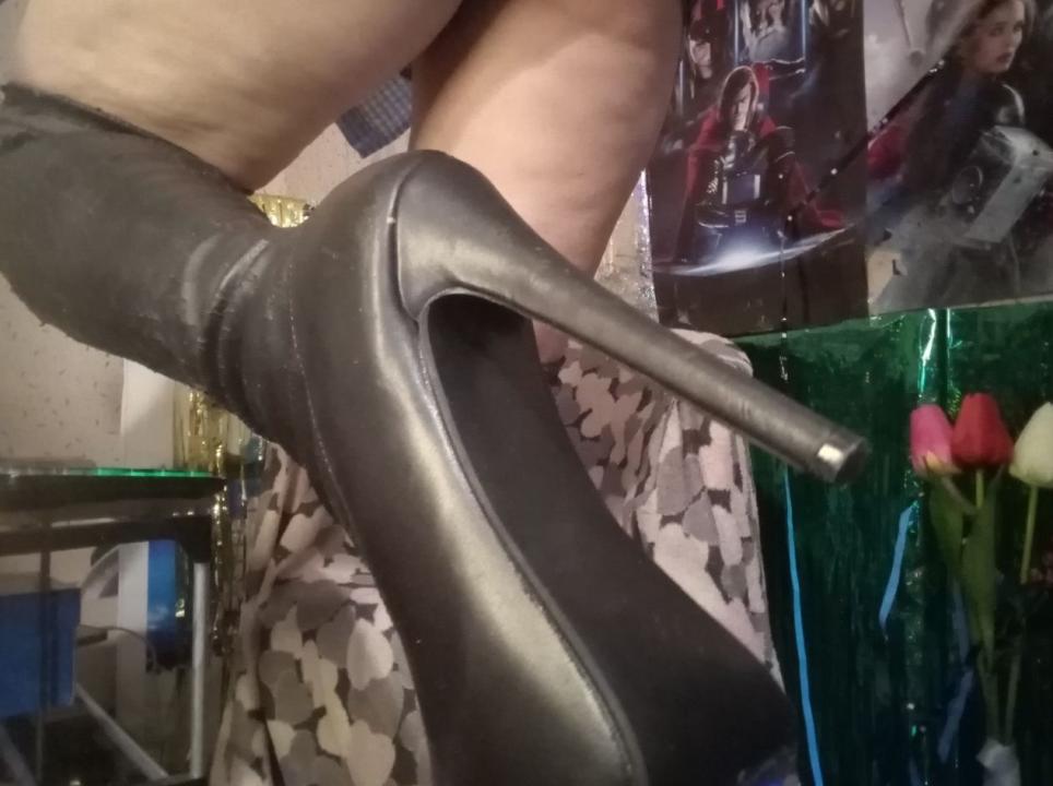 Webcam chat profile for OrangeSoul: Legs, feet & shoes