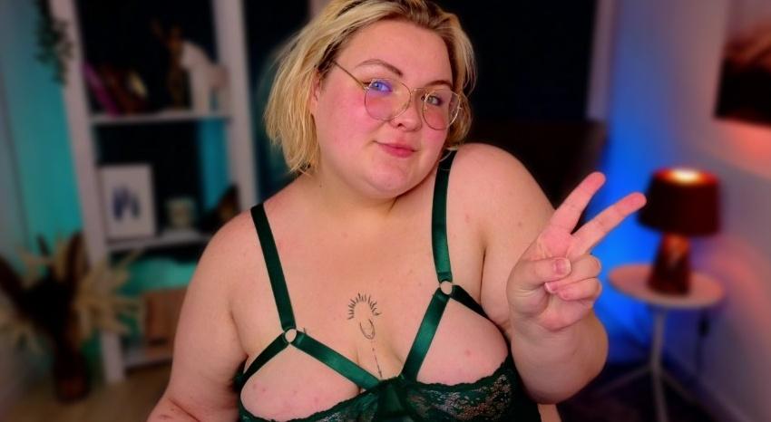 Webcam chat profile for EllaBigBabe: Leather